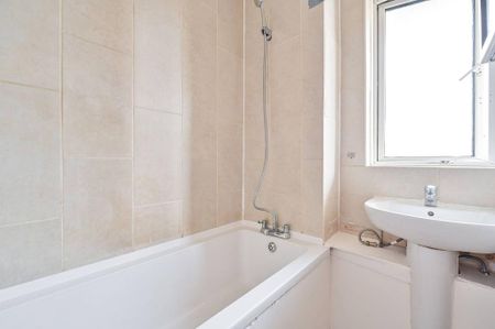 3 bedroom flat to rent - Photo 5