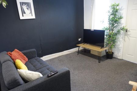 3 bedroom House To Let - Photo 2