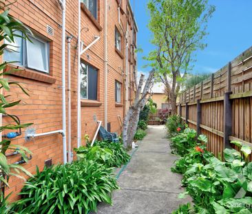 Charming and Secure Two-Bedroom Apartment , Prime Location!!!! - Photo 6