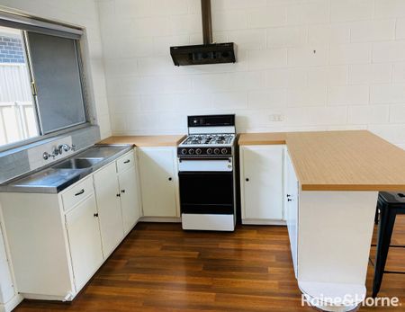 Cute 1 Bedroom Unit in a fantastic location! - Photo 4