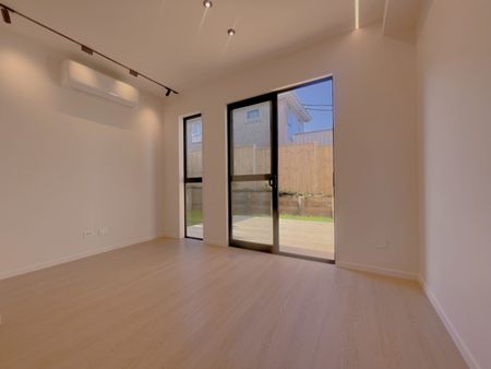 Mt Wellington- NEWLY built sunny THREE bedroom house - Photo 4