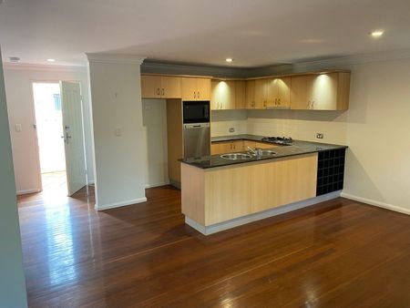 Spacious Two-Bedroom Townhouse With Parking - Photo 2