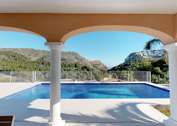 Se alquila para todo el año un estupendo chalet independiente con piscina en Moraira