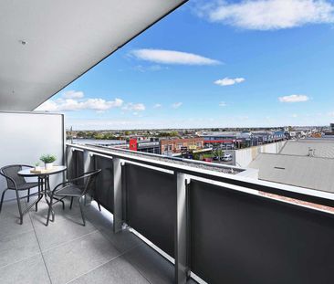 Curve Apartment - luxury in a lifestyle destination - Photo 6