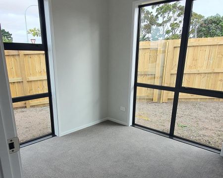 33 Redhills Road, Massey, Auckland - Photo 3