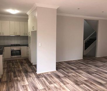 MODERN TRI-LEVEL TOWNHOUSE - Photo 2