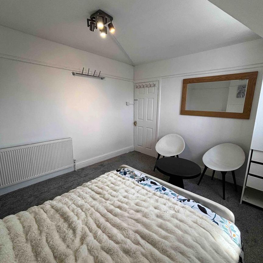 Modern Spacious One Bed Flat to Let in HA5 £1500PCM - Photo 1