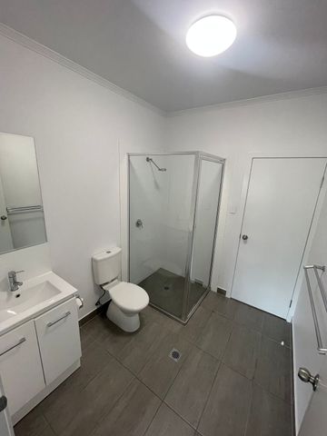 Welcome to 2/42 Macrossan Street - a neat and comfortable townhouse in the heart of South Townsville. - Photo 5