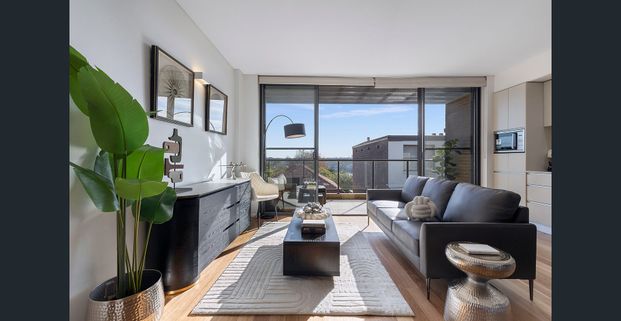 Modern, Quiet & Spacious Apartment in a Boutique Complex - Photo 1