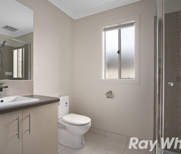 94 Blue Horizons Way, Pakenham VIC 3810 - House For Rent | Domain - Photo 2