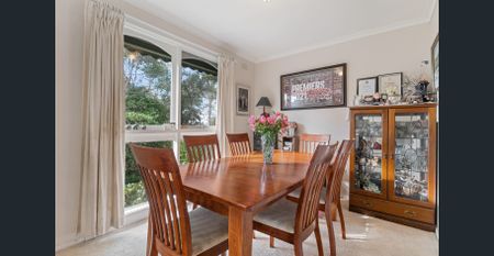 Elevated Family Home in a Prime Glen Waverley Location - Photo 2