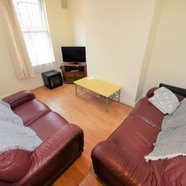 2 bedroom House in Glossop Street, Leeds - Photo 1