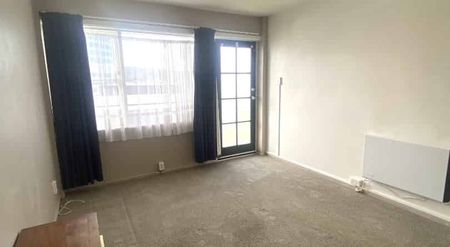 WELL PRESENTED BEDSIT: - Photo 5