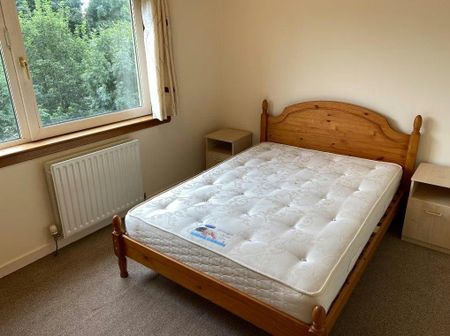 3 bedroom flat to rent - Photo 4