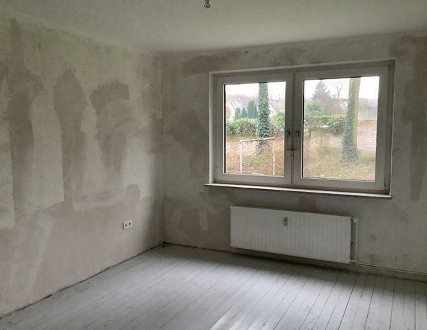 Selbst gestalten: Gut aufgeteilte 3-Zimmer-Erdgeschosswohnung mit Balkon in zentraler Lage - Photo 1