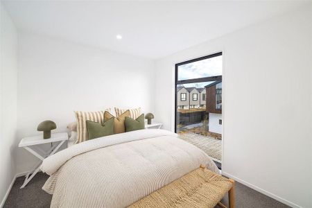 Edgeware Modern Comfort – 2 Bed / 2 Bath Townhouse - Photo 3