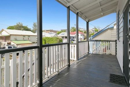 Family Home in Hear of Paddington - Photo 2
