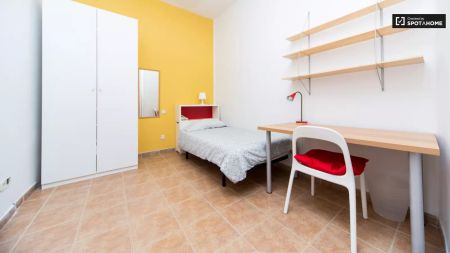 Single Bed in Room in a shared 8-bedroom apartment for rent in Embajadores, only females. - Foto 4