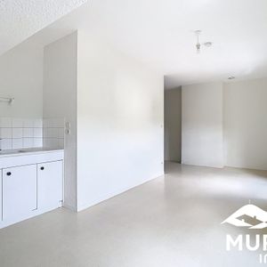 Location Appartement 2 pièces 42m² LES MARTRES DE VEYRE 63730 - Photo 2