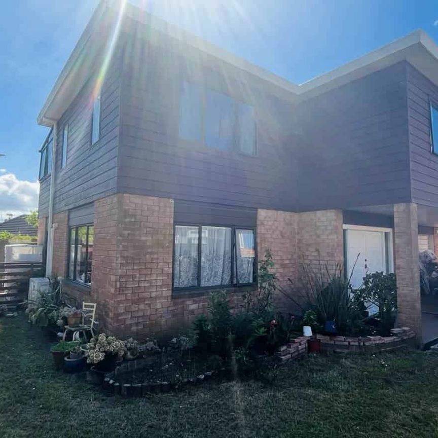 Great location 4 Bedrooms Home in Mt Roskill - Photo 1