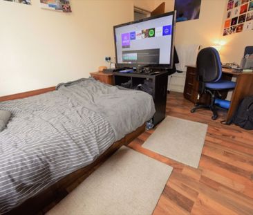 4 bedroom House in Crossfield Street, Leeds - Photo 3