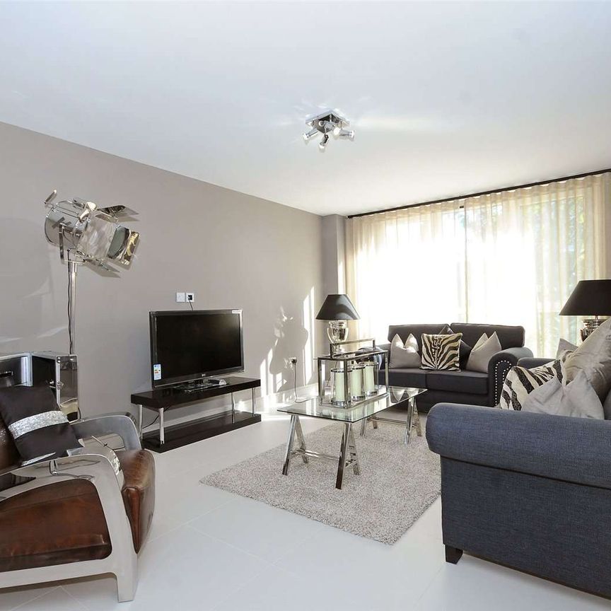 Refurbished three bedroom flat set over the first floor of a smart modern gated apartment block. - Photo 1