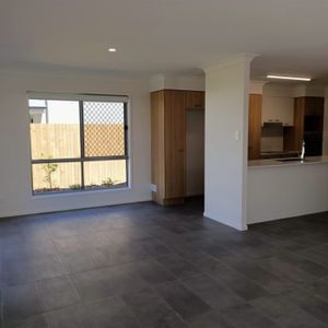 Stylish Family Home in a Peaceful Cul-de-Sac! - Photo 2