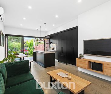 Stunning, Executive 2 Bedroom, 2 Bathroom Townhouse! - Photo 1