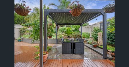 Spacious 4-Bedroom Family Home in Quiet Golden Square Location - Photo 2