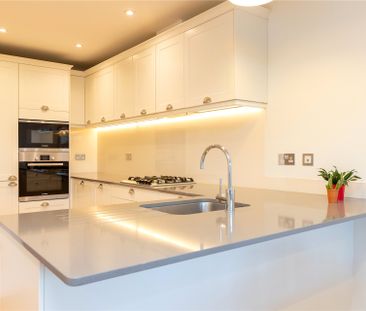 4 bedroom House in Maine Street, Reading - Photo 5
