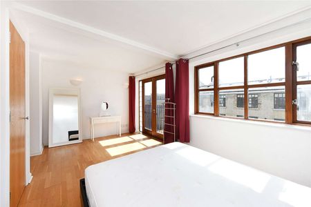 A bright 2 bedroom, 2 bathroom apartment situated on the 6th floor of this highly sought after development in the heart of Wapping. - Photo 5