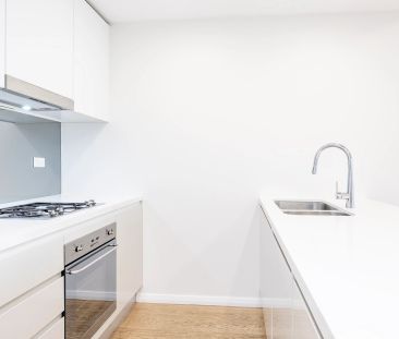 Two Bedroom Security Apartment With Parking - Photo 6