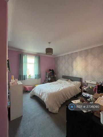 2 bedroom flat to rent - Photo 2
