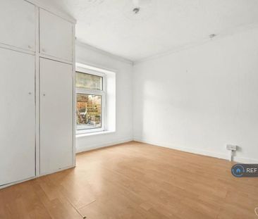 2 bedroom end of terrace house to rent - Photo 2