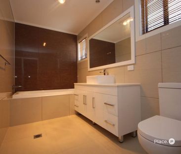 Modern Townhouse Living with Private Courtyard in Stretton College ... - Photo 5