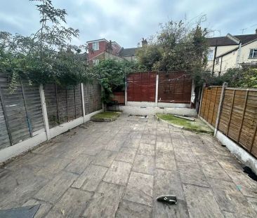 6 Bedroom 2 Bathroom Apartment - Photo 6