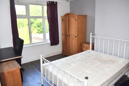 1 bedroom in a house share to rent - Photo 2