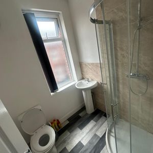 Room in a Shared House, Recreation View, LS11 - Photo 3