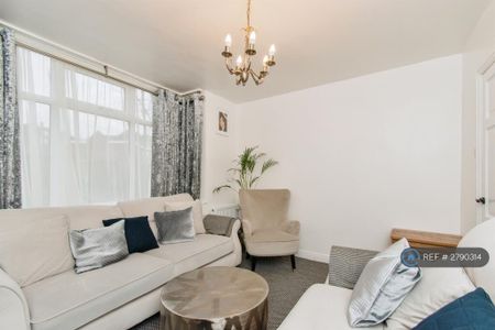 3 bedroom semi-detached house to rent - Photo 2