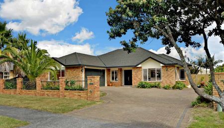 Spacious Family Home with Pool - Ticks All the Box - Photo 3