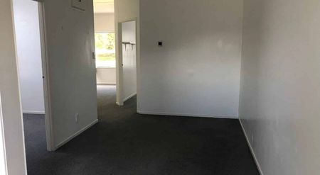 3 Bedroom Flat with Fenced Back Yard - Photo 4