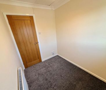 3 bedroom end of terrace house to rent - Photo 3