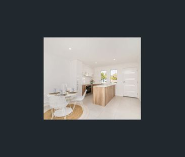 "STYLISH TOWNHOUSE" - Photo 2