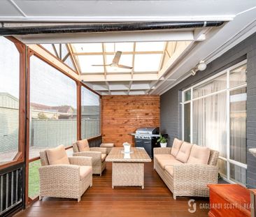 Stunning 3 Bedroom Home - Photo 2