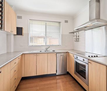 Perfectly positioned two bedroom apartment - Photo 4