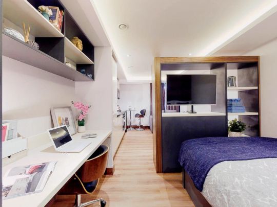 Studio Executive - Photo 1