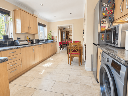 4 bedroom detached house to rent - Photo 5