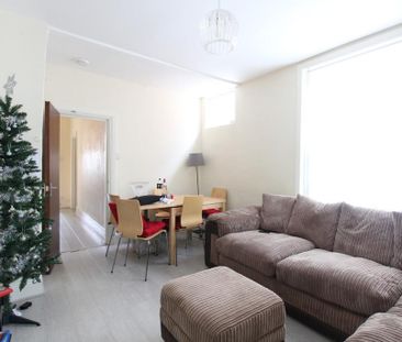 5 bedroom end of terrace house to rent - Photo 2