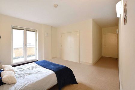 1120 sq ft modern apartment close to Tobacco Dock with private balcony. - Photo 5