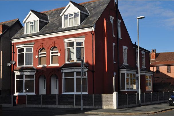 8 Bed Semi-Detached House, Curzon Avenue, M14 - Photo 1